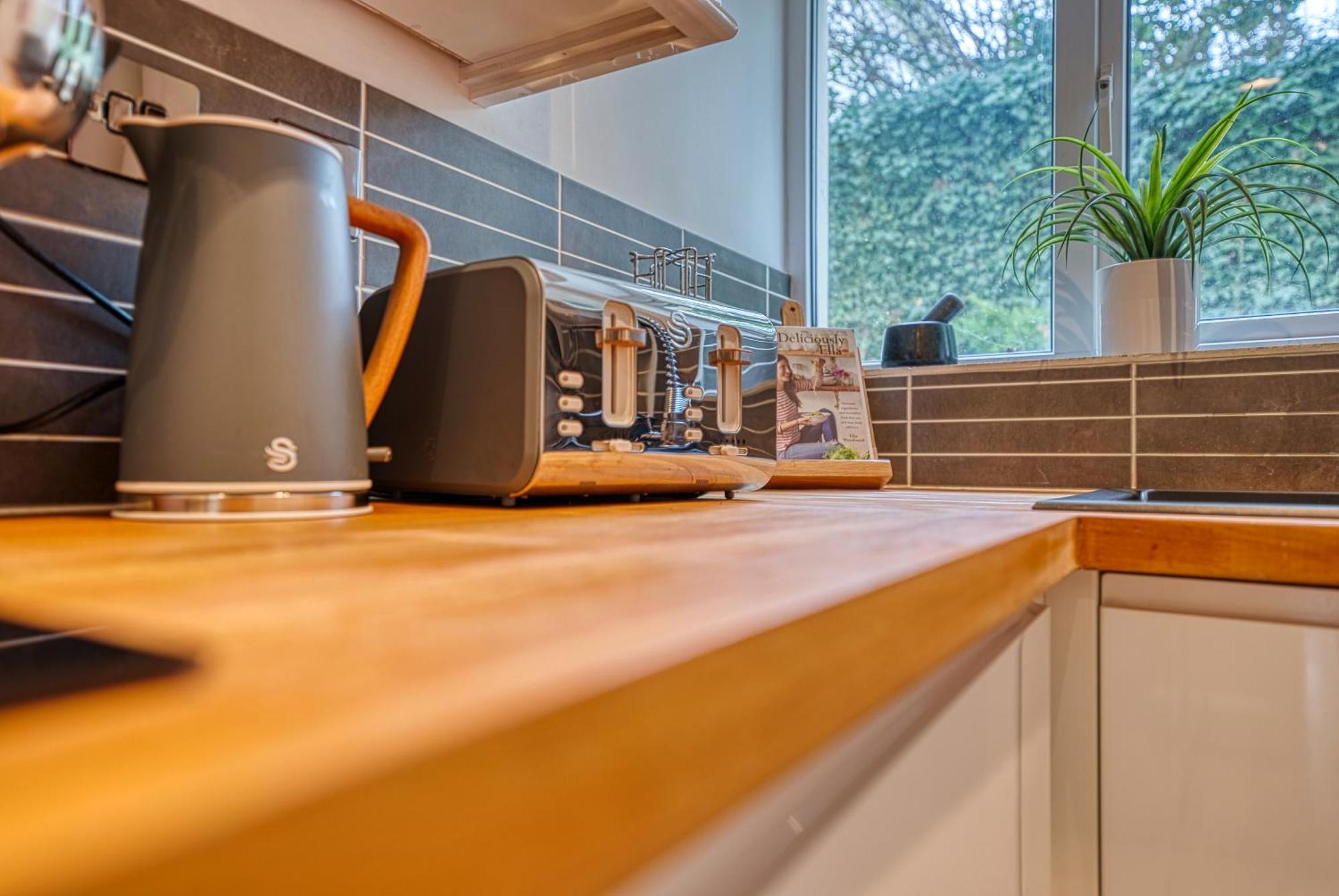 2 Bedroom Stylish Spacious Apt, Sleeps 6, Central Cheltenham, With Free Parking - By Blue Puffin Stays Eksteriør billede