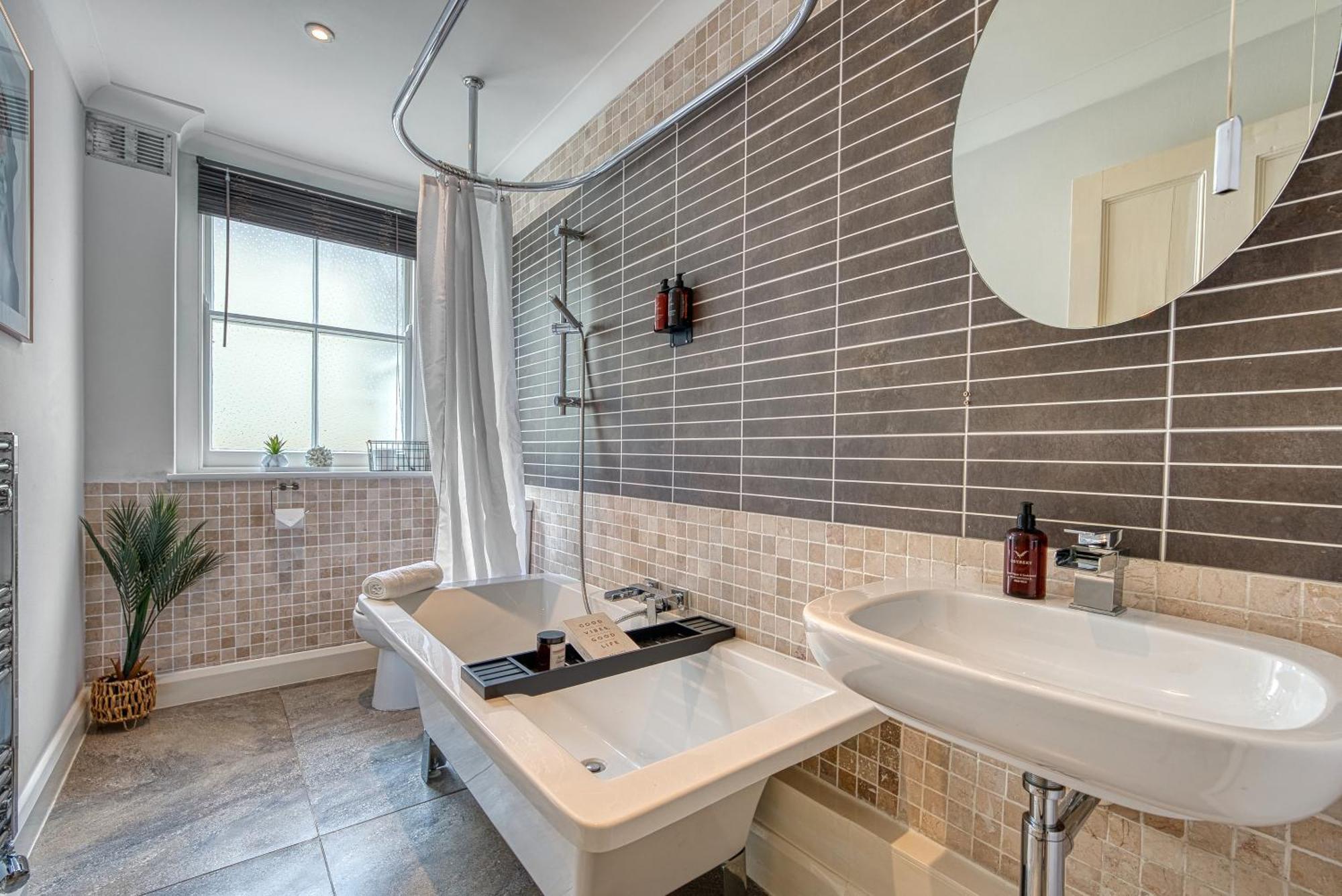 2 Bedroom Stylish Spacious Apt, Sleeps 6, Central Cheltenham, With Free Parking - By Blue Puffin Stays Eksteriør billede