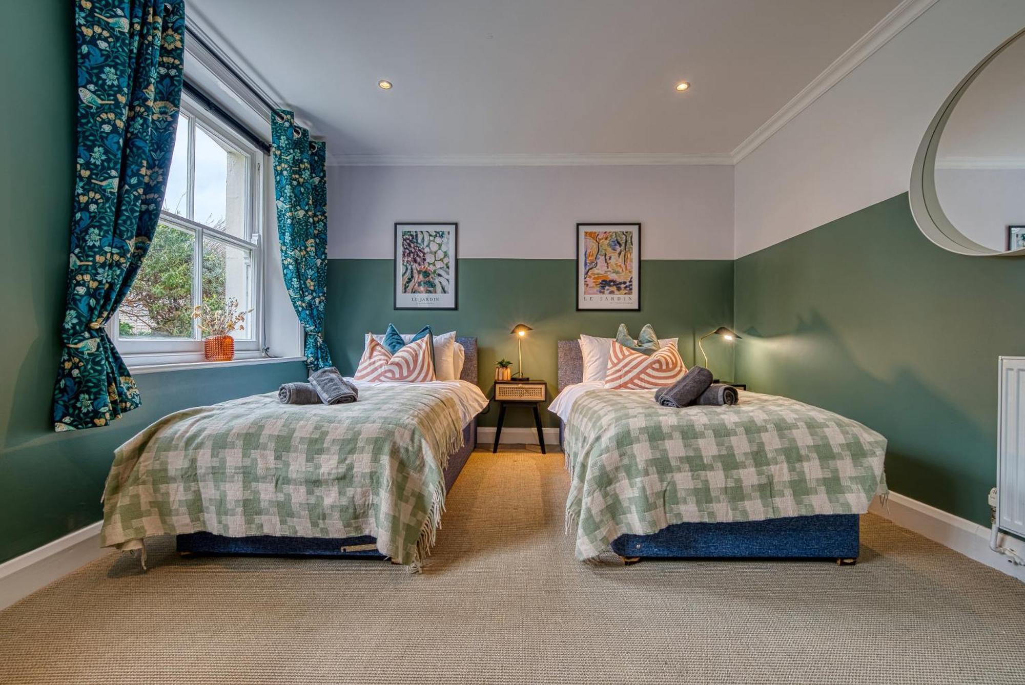 2 Bedroom Stylish Spacious Apt, Sleeps 6, Central Cheltenham, With Free Parking - By Blue Puffin Stays Eksteriør billede