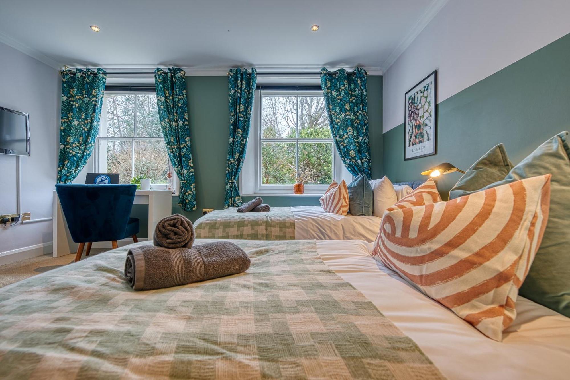 2 Bedroom Stylish Spacious Apt, Sleeps 6, Central Cheltenham, With Free Parking - By Blue Puffin Stays Eksteriør billede